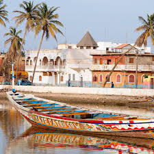 descarga (1) barca de madera con la bandera de Senegal | retiro para encontrarse con uno mismo | taller mindfulness online | yoga | coach nutricional | vanesa martin