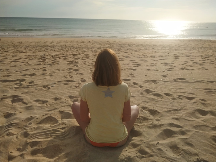 Vanesa haciendo yoga en la playa | yoga | Chakras | mantras | Vanesa Martín Bienestar | La práctica de yoga para equilibrar los chakras